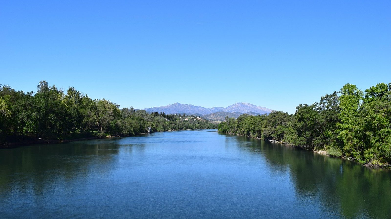 Sacramento River flowing past trees near Redding, California